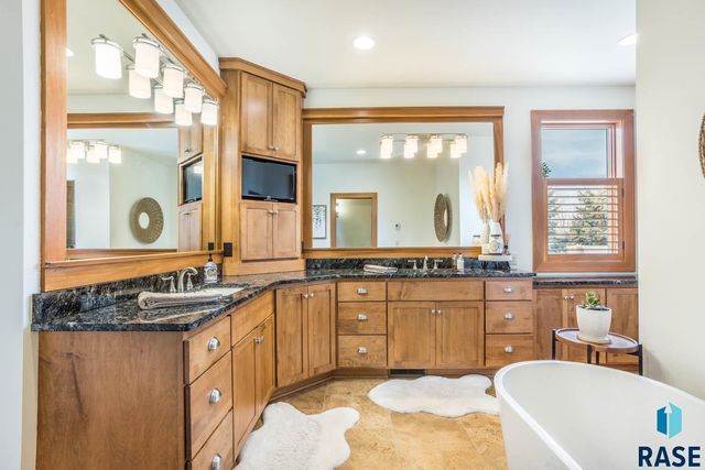 6300 S Pinehurst Ct Court, Sioux Falls, SD 57108