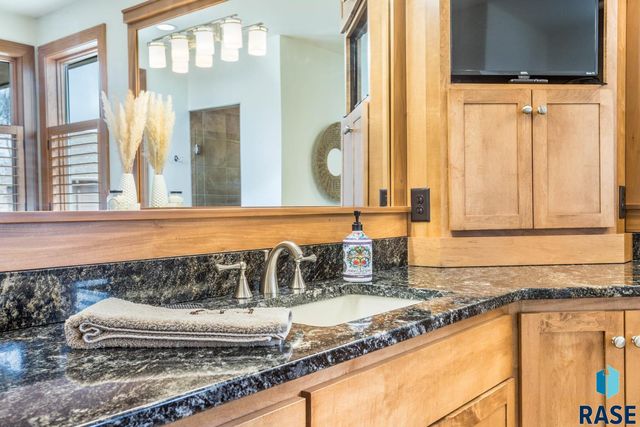 6300 S Pinehurst Ct Court, Sioux Falls, SD 57108