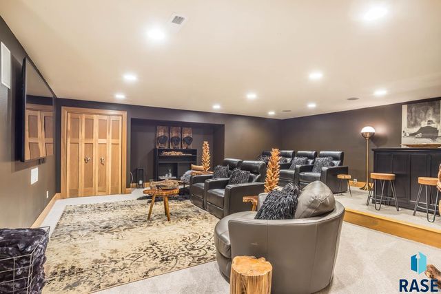 6300 S Pinehurst Ct Court, Sioux Falls, SD 57108