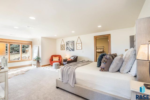 6300 S Pinehurst Ct Court, Sioux Falls, SD 57108