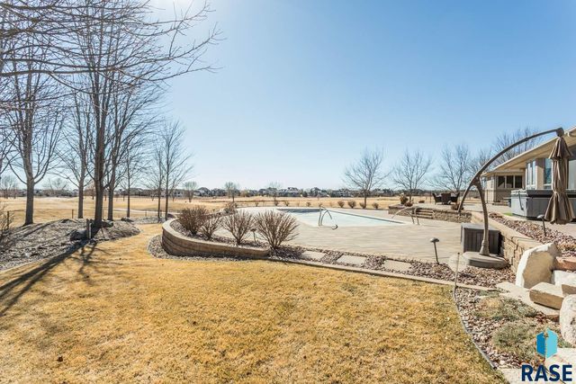 6300 S Pinehurst Ct Court, Sioux Falls, SD 57108