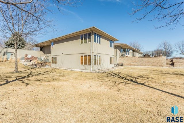 6300 S Pinehurst Ct Court, Sioux Falls, SD 57108