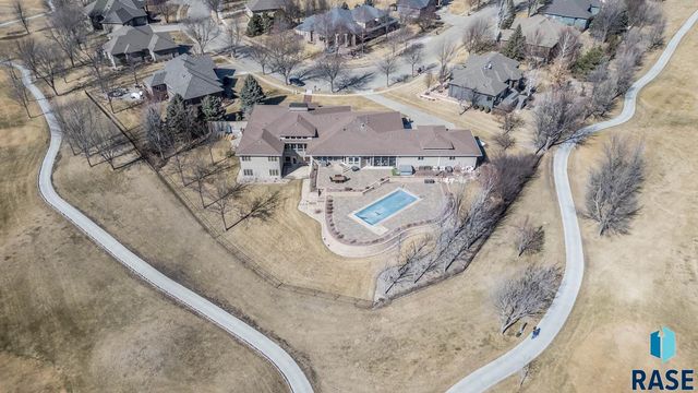 6300 S Pinehurst Ct Court, Sioux Falls, SD 57108