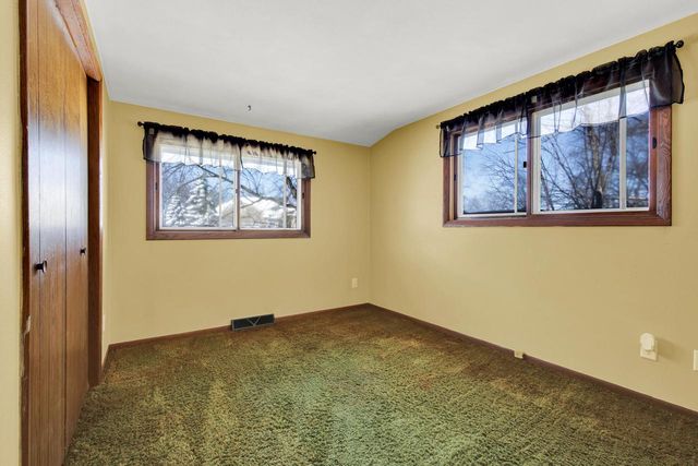 2421 Skyline DRIVE, West Bend, WI 53090