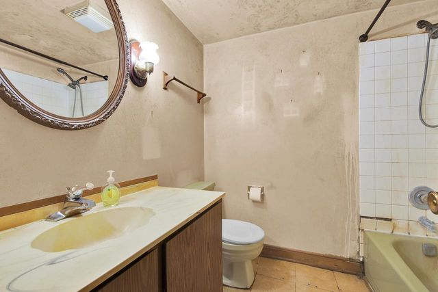 2421 Skyline DRIVE, West Bend, WI 53090