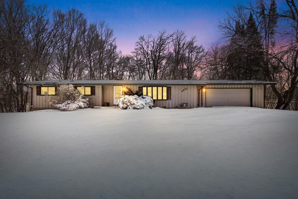 2421 Skyline DRIVE, West Bend, WI 53090