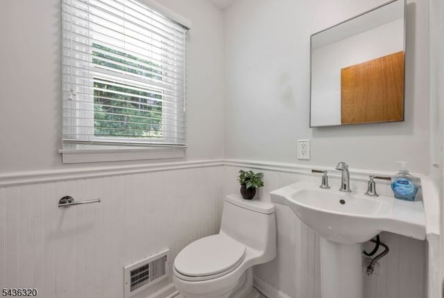 37 Wolfe Dr, Wanaque Boro, NJ 07465