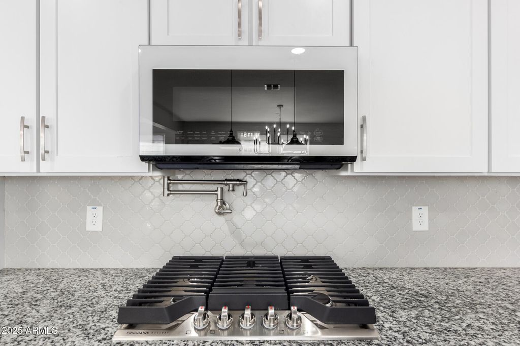 Image 10 of property listing at 10043 W FOOTHILL Drive, Peoria, AZ 85383