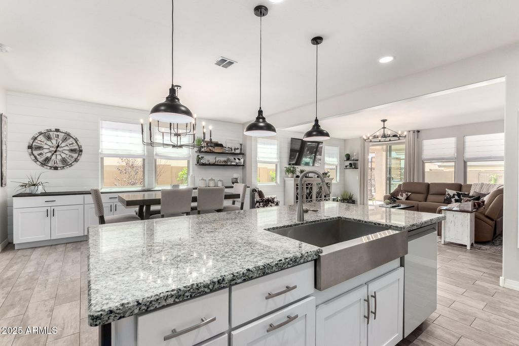 Image 11 of property listing at 10043 W FOOTHILL Drive, Peoria, AZ 85383