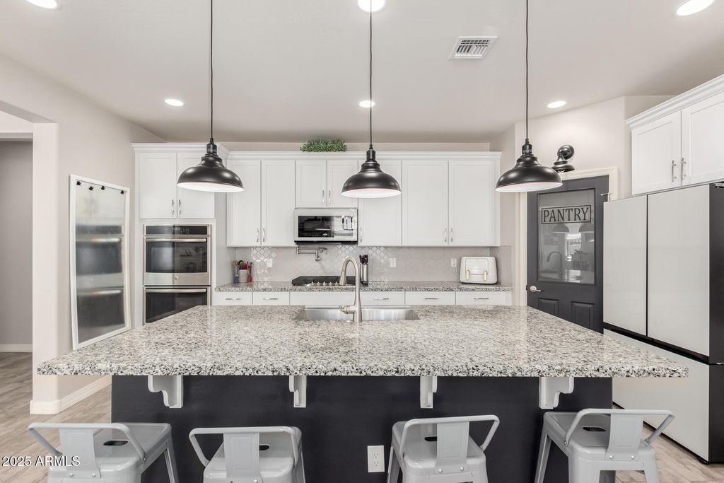 Image 12 of property listing at 10043 W FOOTHILL Drive, Peoria, AZ 85383