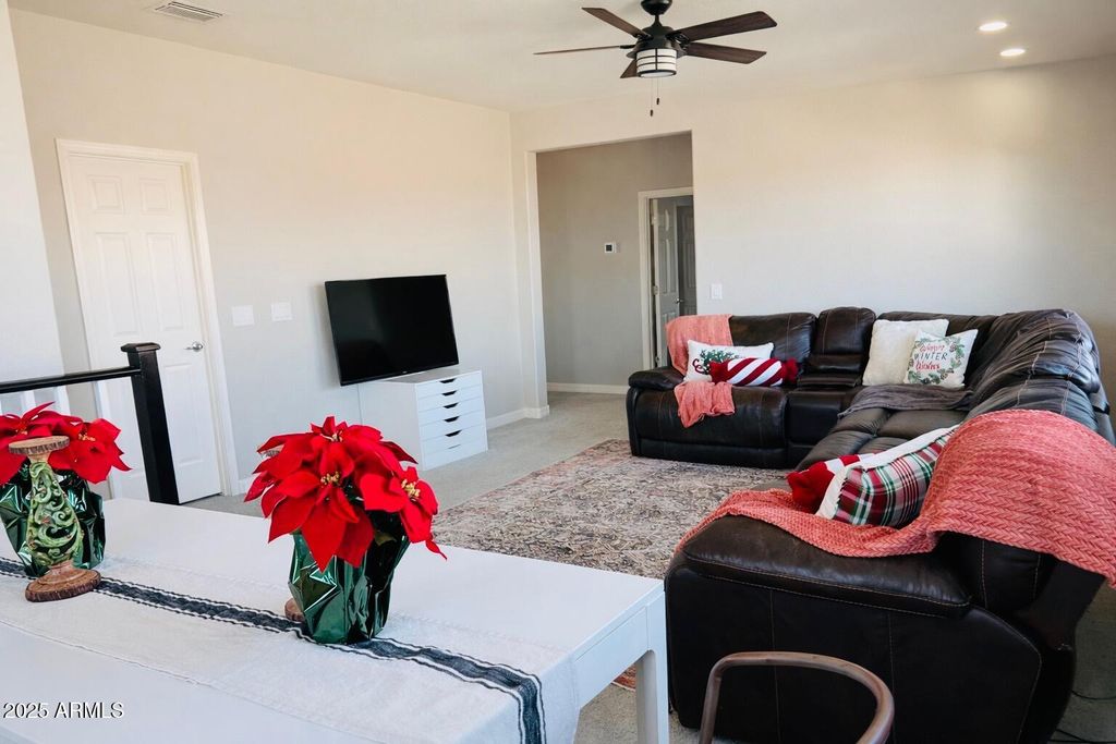 Image 16 of property listing at 10043 W FOOTHILL Drive, Peoria, AZ 85383