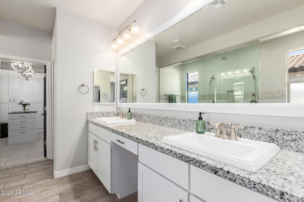 Image 18 of property listing at 10043 W FOOTHILL Drive, Peoria, AZ 85383