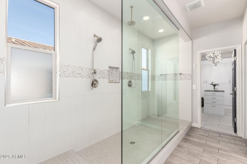 Image 19 of property listing at 10043 W FOOTHILL Drive, Peoria, AZ 85383