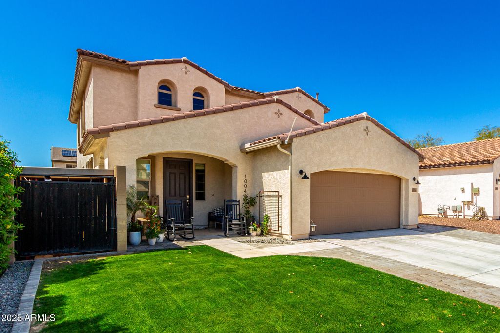 Image 2 of property listing at 10043 W FOOTHILL Drive, Peoria, AZ 85383