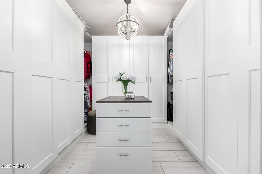 Image 20 of property listing at 10043 W FOOTHILL Drive, Peoria, AZ 85383