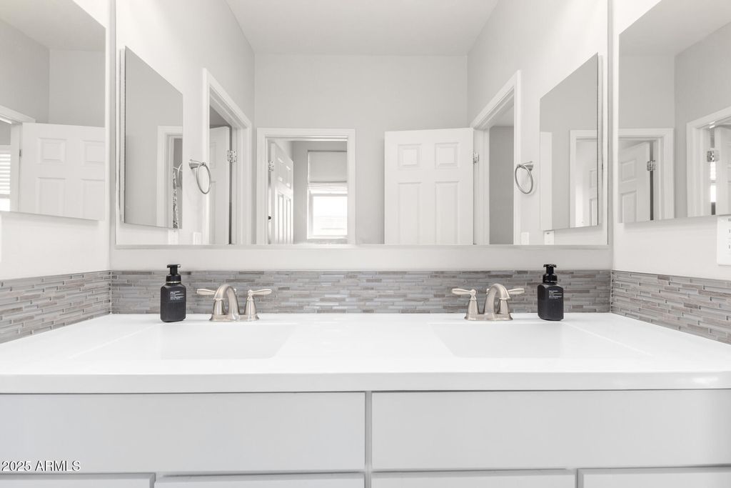 Image 24 of property listing at 10043 W FOOTHILL Drive, Peoria, AZ 85383