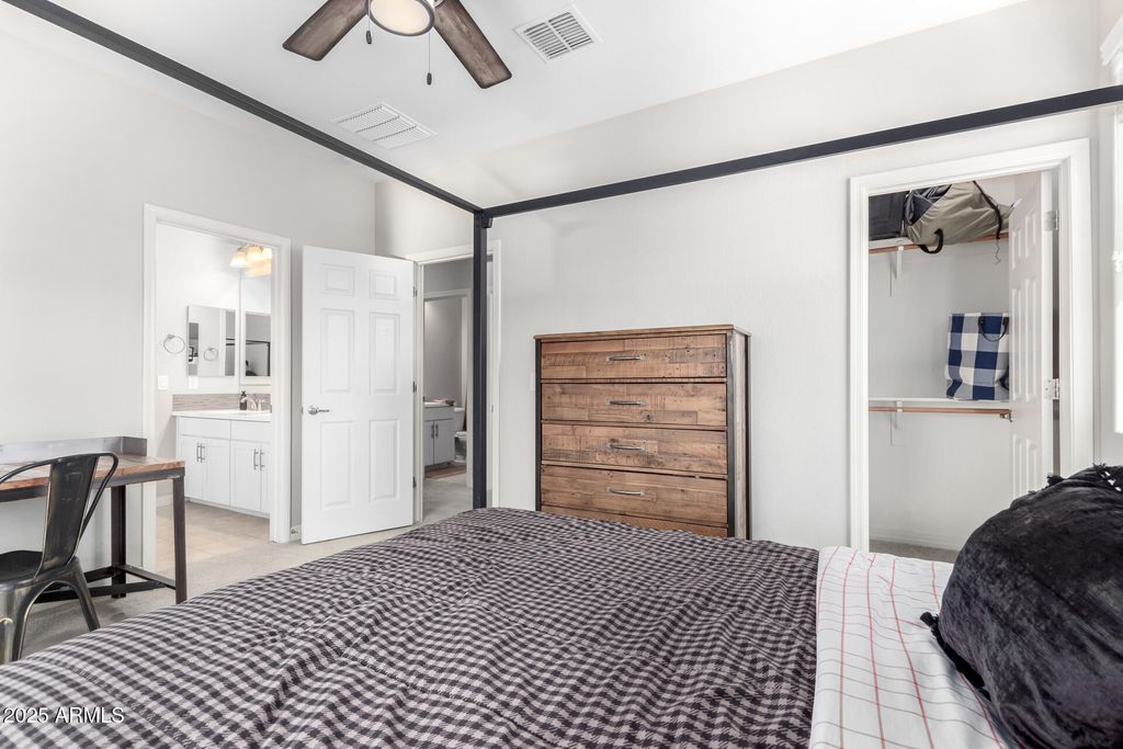 Image 26 of property listing at 10043 W FOOTHILL Drive, Peoria, AZ 85383