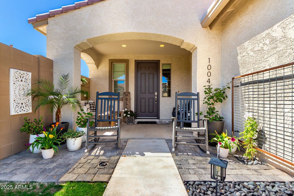 Image 3 of property listing at 10043 W FOOTHILL Drive, Peoria, AZ 85383