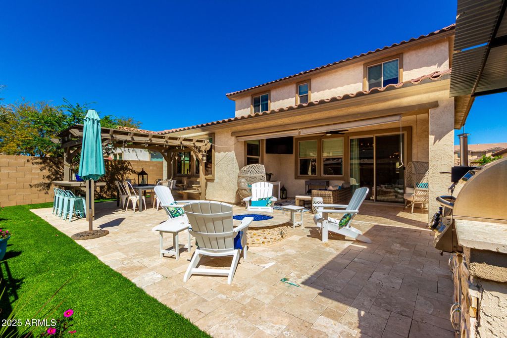 Image 32 of property listing at 10043 W FOOTHILL Drive, Peoria, AZ 85383