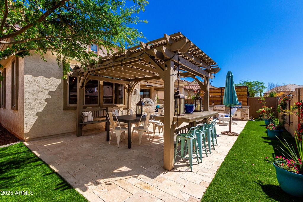 Image 33 of property listing at 10043 W FOOTHILL Drive, Peoria, AZ 85383