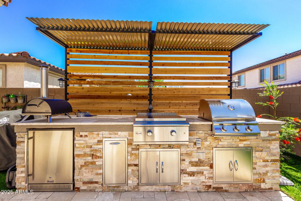 Image 34 of property listing at 10043 W FOOTHILL Drive, Peoria, AZ 85383