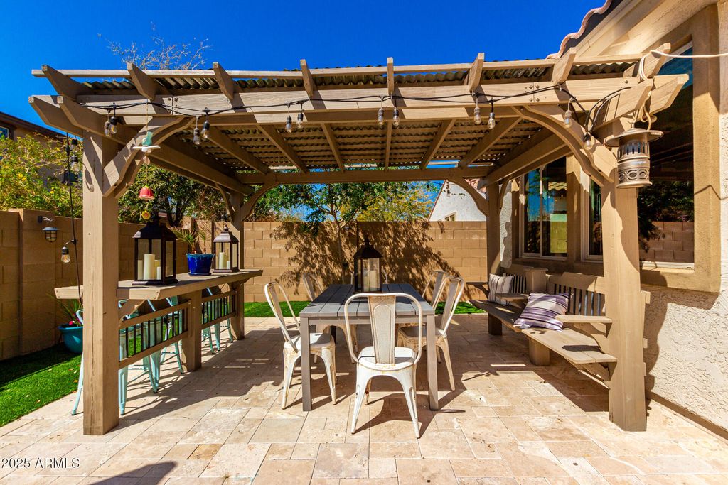 Image 37 of property listing at 10043 W FOOTHILL Drive, Peoria, AZ 85383