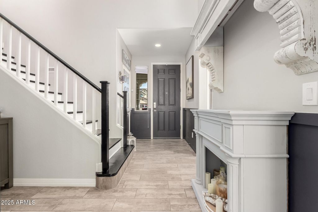 Image 4 of property listing at 10043 W FOOTHILL Drive, Peoria, AZ 85383