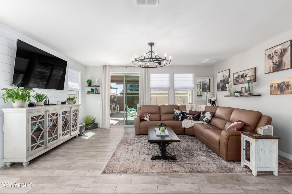 Image 5 of property listing at 10043 W FOOTHILL Drive, Peoria, AZ 85383