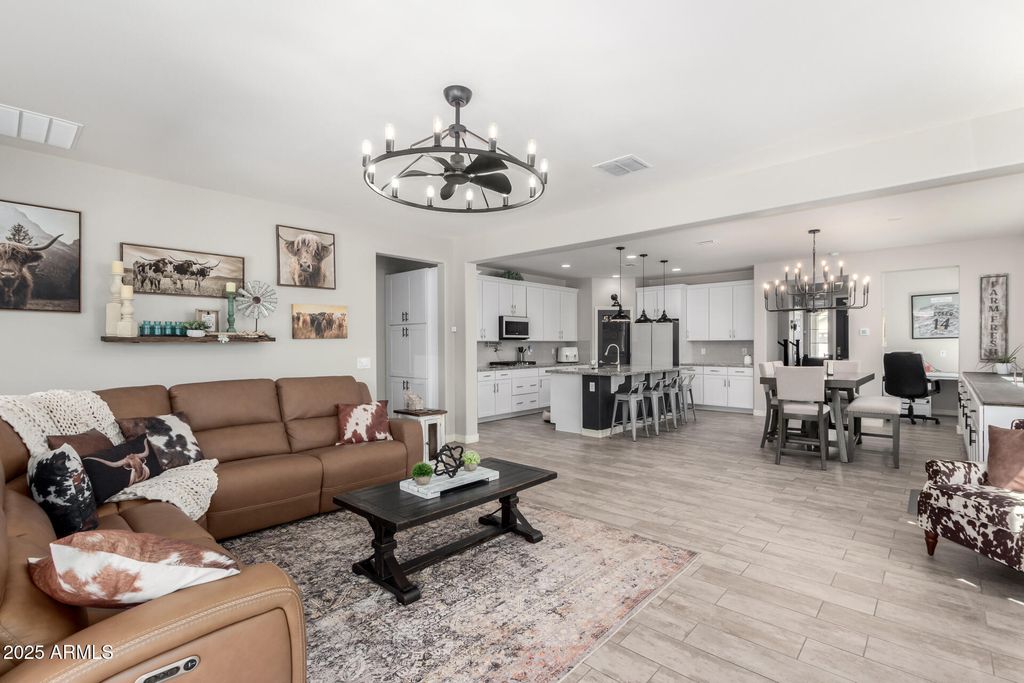 Image 6 of property listing at 10043 W FOOTHILL Drive, Peoria, AZ 85383