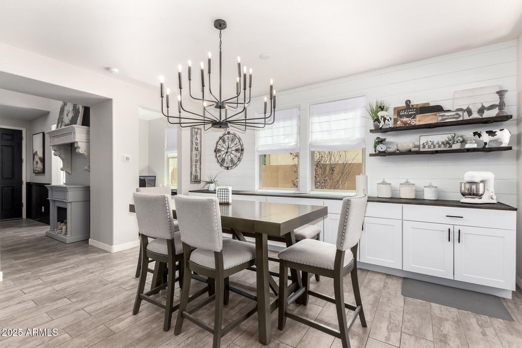 Image 7 of property listing at 10043 W FOOTHILL Drive, Peoria, AZ 85383