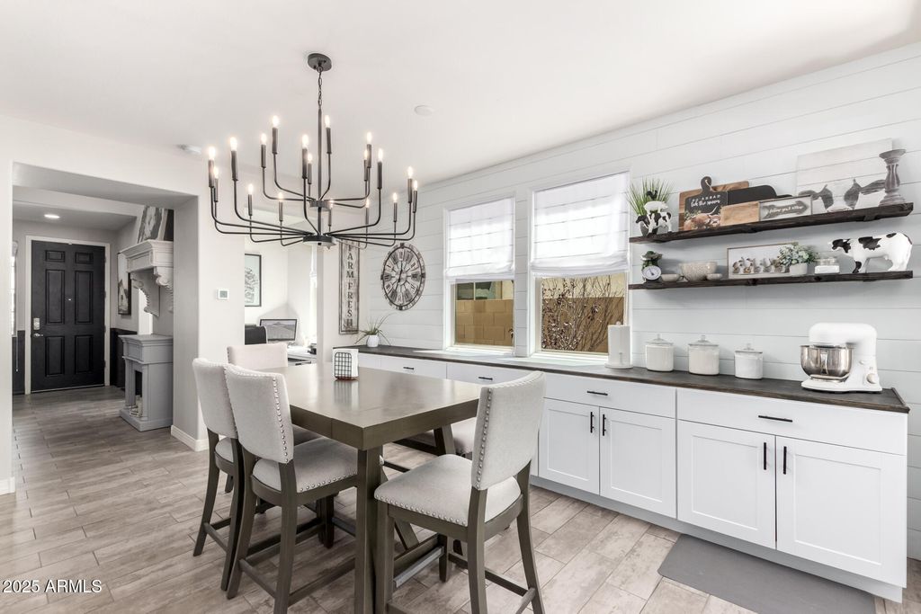 Image 8 of property listing at 10043 W FOOTHILL Drive, Peoria, AZ 85383