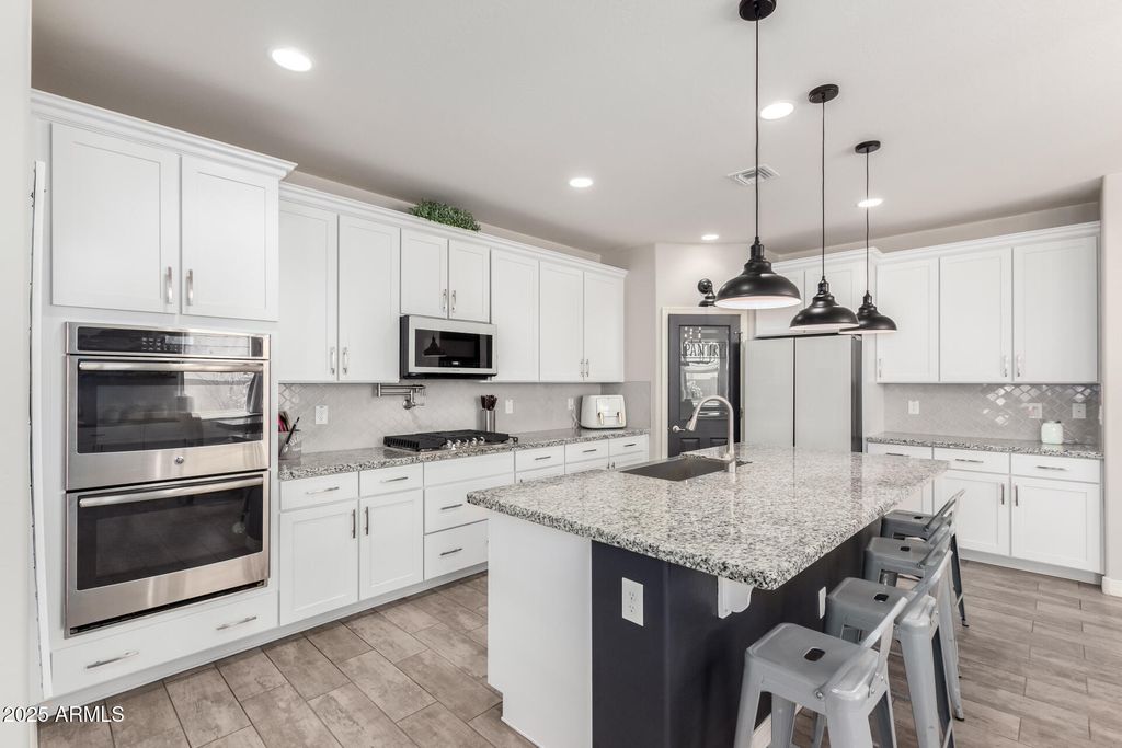 Image 9 of property listing at 10043 W FOOTHILL Drive, Peoria, AZ 85383