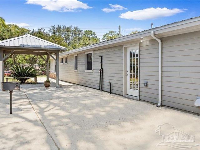 8447 Chisholm Rd, Pensacola, FL 32514