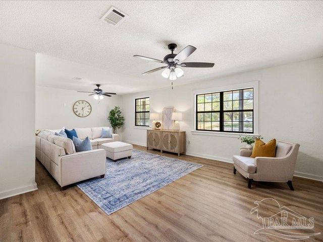 8447 Chisholm Rd, Pensacola, FL 32514