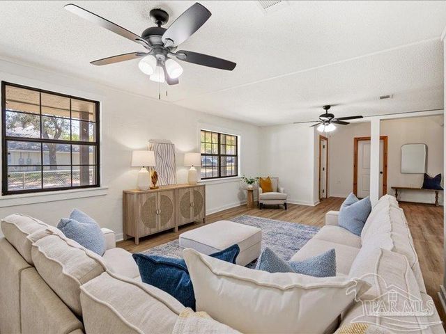 8447 Chisholm Rd, Pensacola, FL 32514