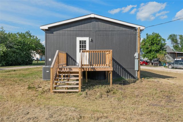 202 N 6th Street, Mount Calm, TX 76673