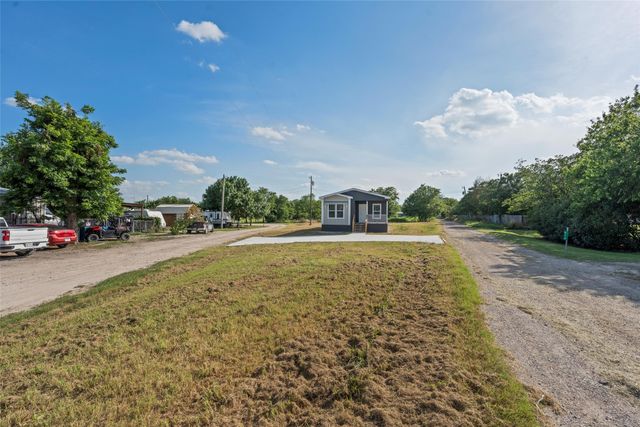 202 N 6th Street, Mount Calm, TX 76673