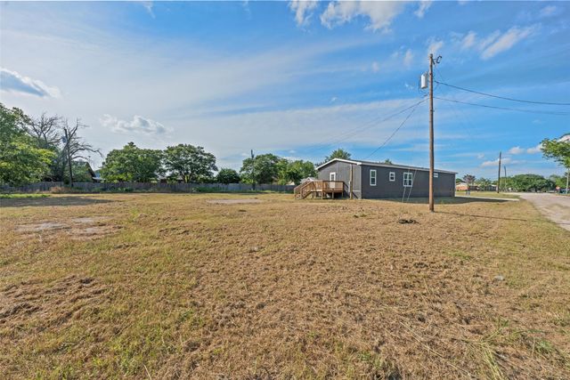 202 N 6th Street, Mount Calm, TX 76673
