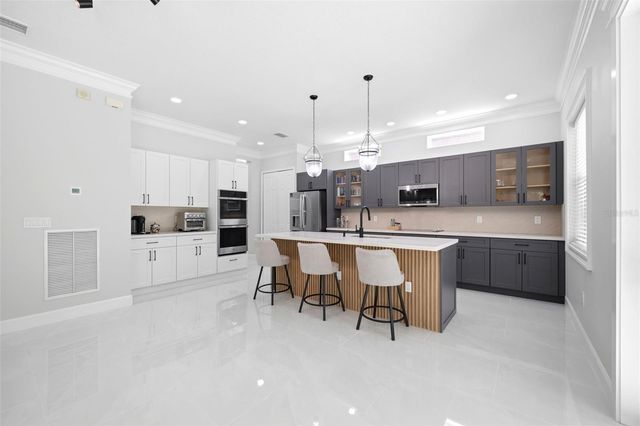 8005 CYPRESS CROSSING COURT, Tampa, FL 33647