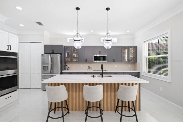 8005 CYPRESS CROSSING COURT, Tampa, FL 33647