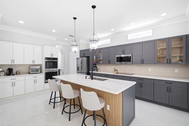 8005 CYPRESS CROSSING COURT, Tampa, FL 33647