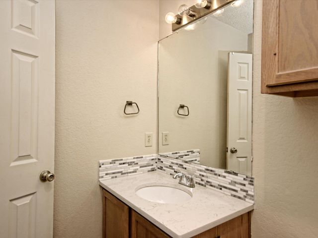 511 Cutty TRL A, Lakeway, TX 78734