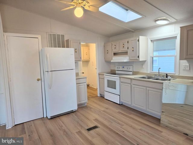 7 BARBARA LN, Barnegat, NJ 08005