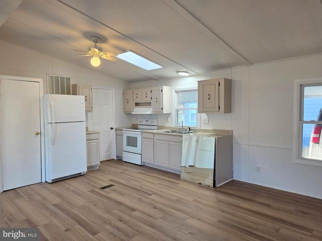 7 BARBARA LN, Barnegat, NJ 08005