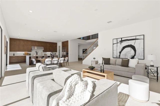 9530 N Andora Avenue, Chatsworth, CA 91311