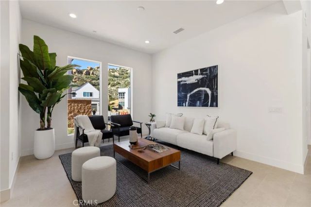 9530 N Andora Avenue, Chatsworth, CA 91311