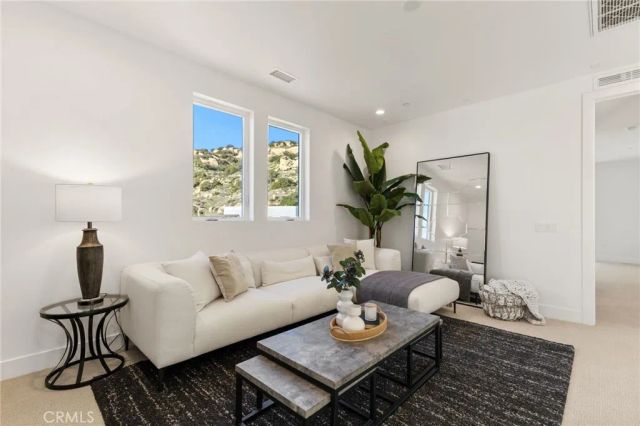 9530 N Andora Avenue, Chatsworth, CA 91311