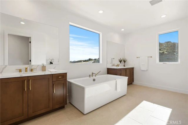 9530 N Andora Avenue, Chatsworth, CA 91311