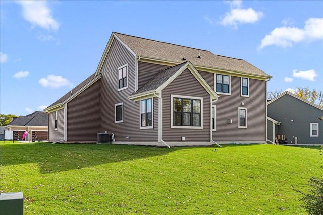 W251N2367 Valleyview CIRCLE, Pewaukee, WI 53072