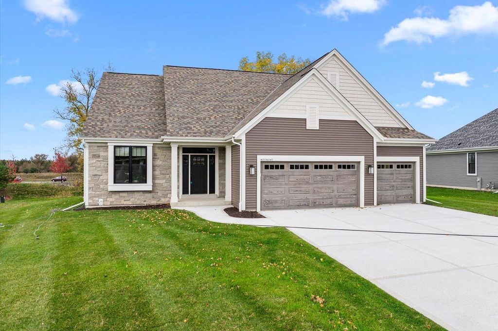 W251N2367 Valleyview CIRCLE, Pewaukee, WI 53072